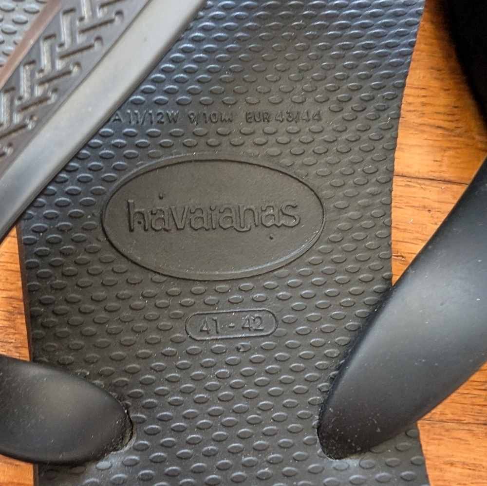 Havaianas Unisex Black Flip Flops - Picture 3 of 6